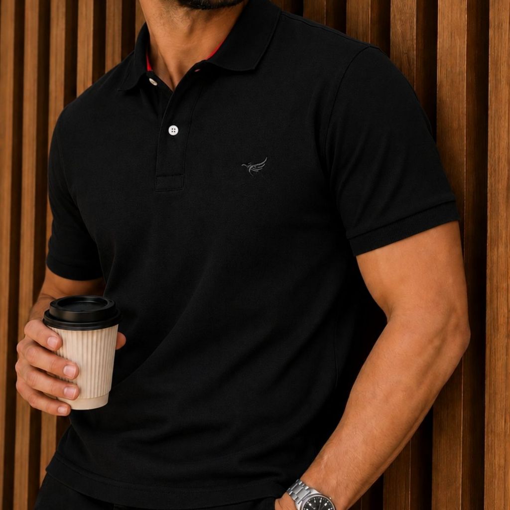 Camisa Polo Básica Masculina Piquet Slim em modelo caucasiano