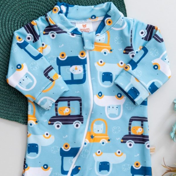 carrinho bebe em macacão térmico infantil azul estampado com carrinhos e zíper para menino