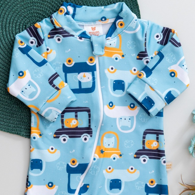 carrinho bebe em macacão térmico infantil azul estampado com carrinhos e zíper para menino