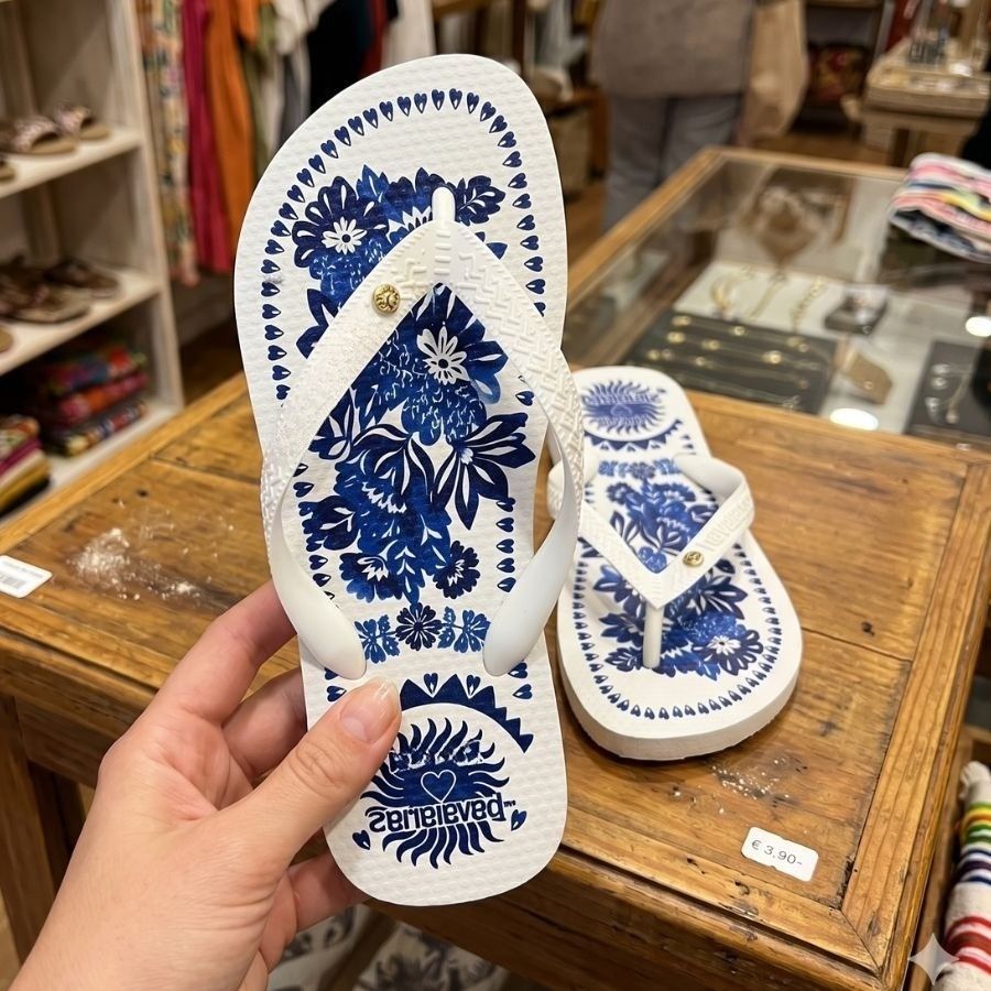 Chinelo feminino leve prático para praia e lazer em cor neutra