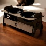 Comedouro elevado em MDF para cachorro e gato com design de patinhas