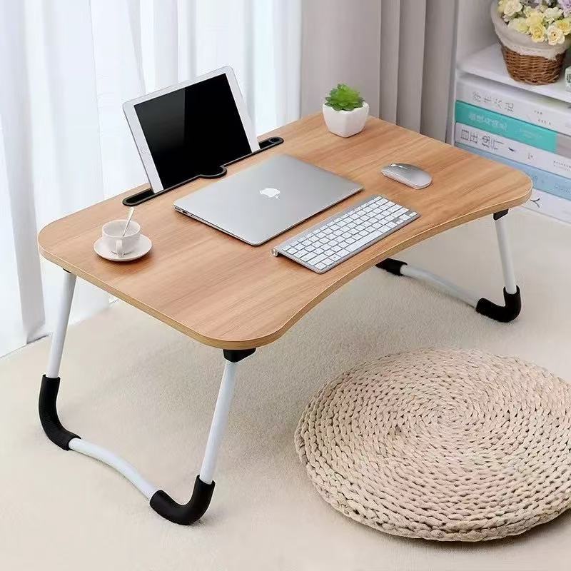 mesa portátil para notebook em uso no home office, com notebook apoiado e espaço para mouse