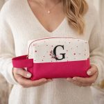 Necessaire feminina personalizada com inicial box com alça porta-maquiagem para viagem
