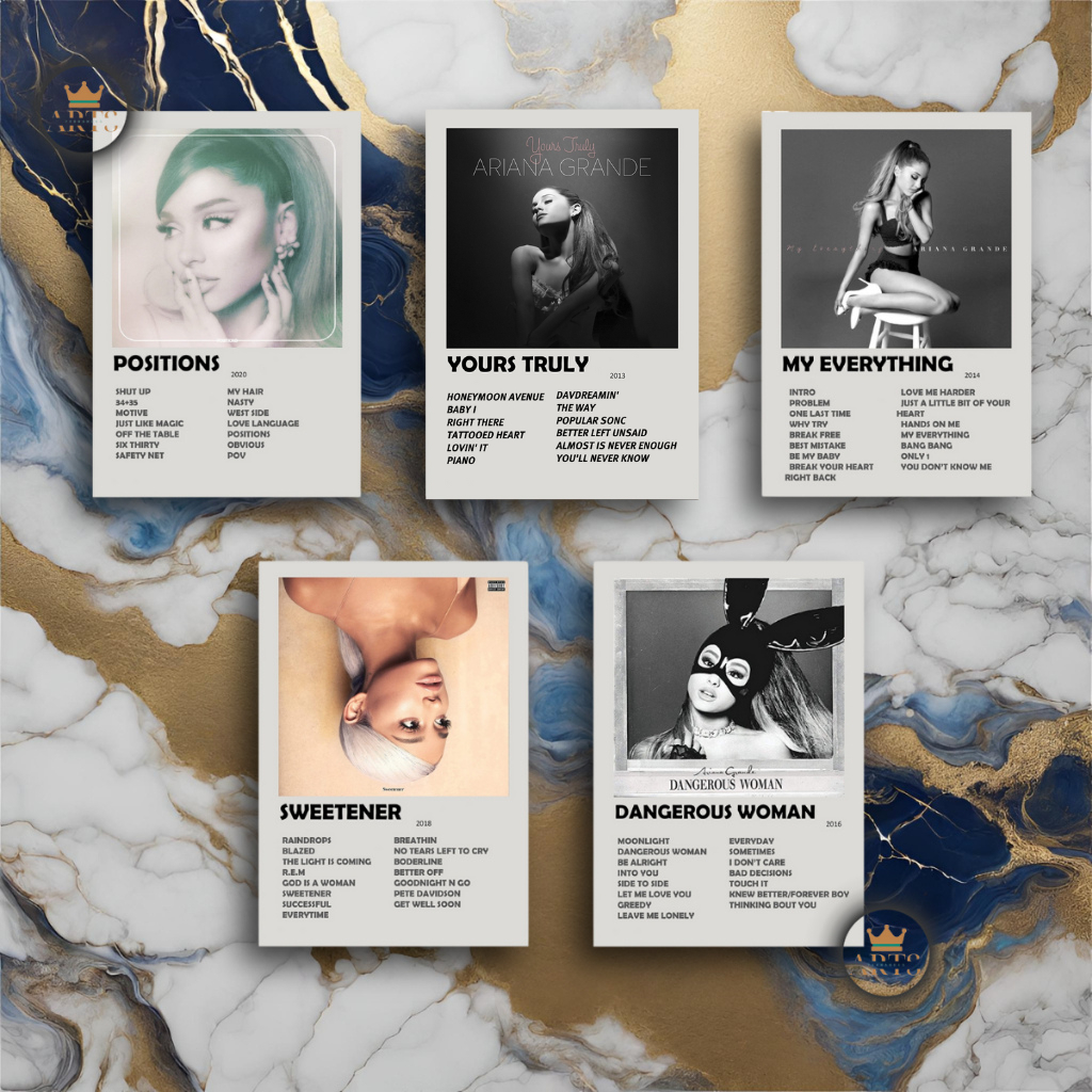 quadro decorativo Ariana Grande com discografia completa em MDF 30x20cm Full HD