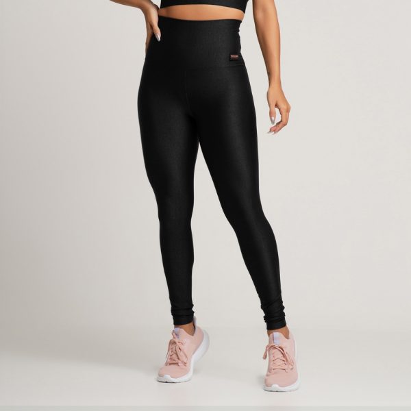 Roupa fitness feminina: legging canelada preta Massam Fitness com cós firme e tecido em poliamida
