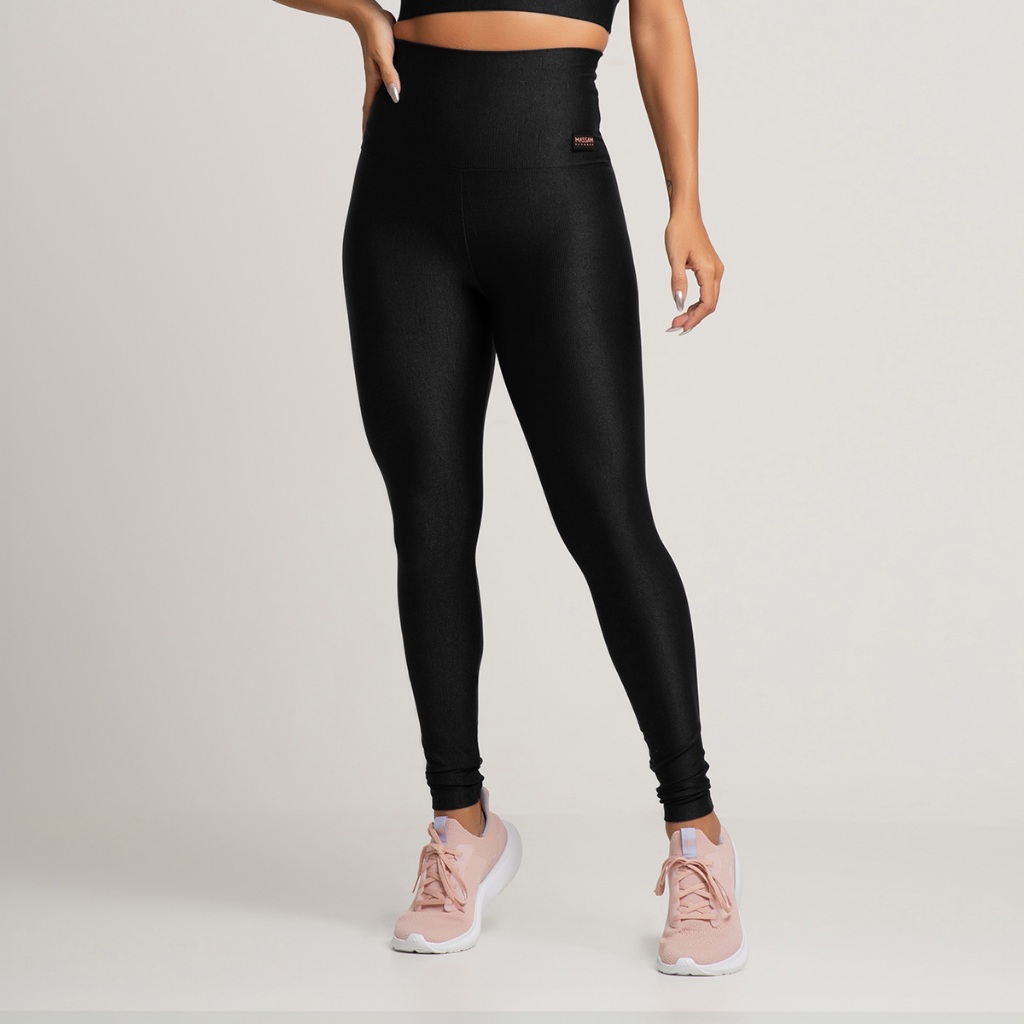Roupa fitness feminina: legging canelada preta Massam Fitness com cós firme e tecido em poliamida