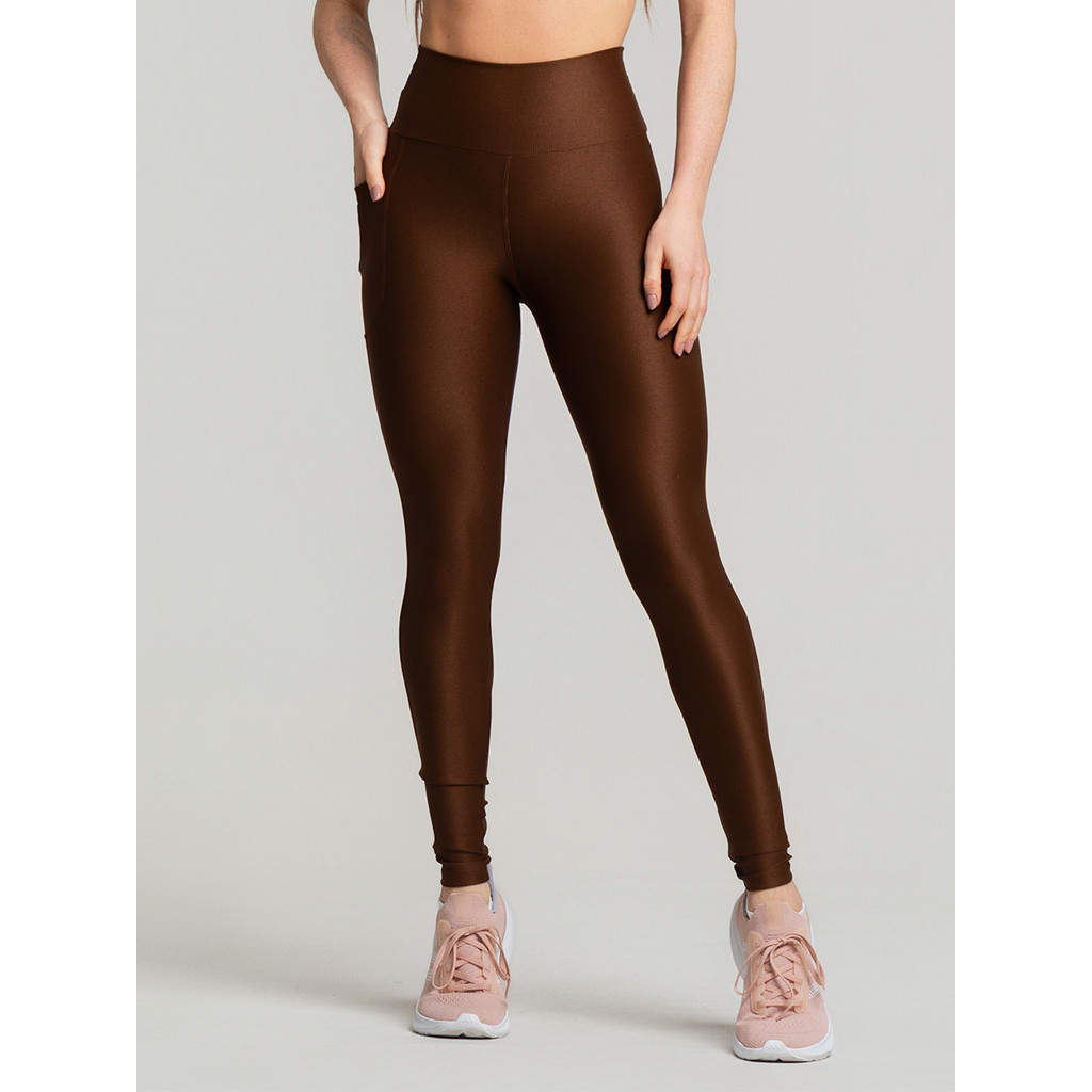 Roupa fitness feminina: legging canelada marrom com bolso e cintura alta Massam Fitness